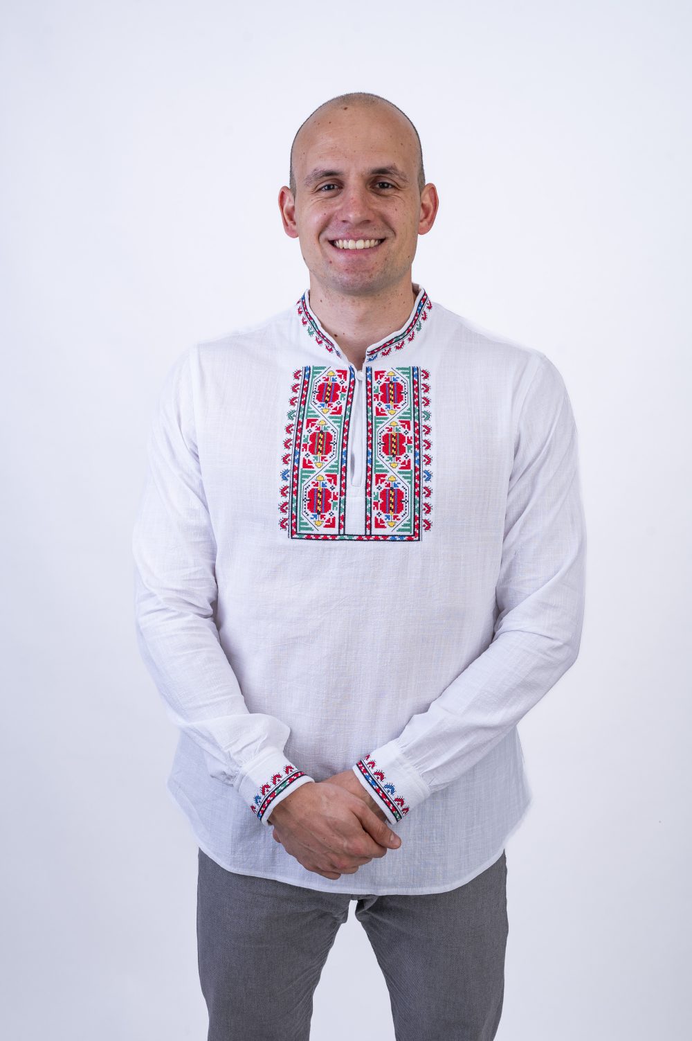 Бяла мъжка риза с българска шевица