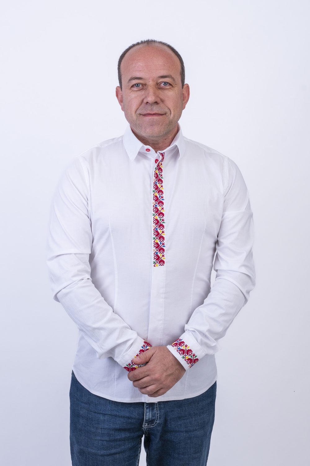 Бяла официална мъжка риза с българска шевица