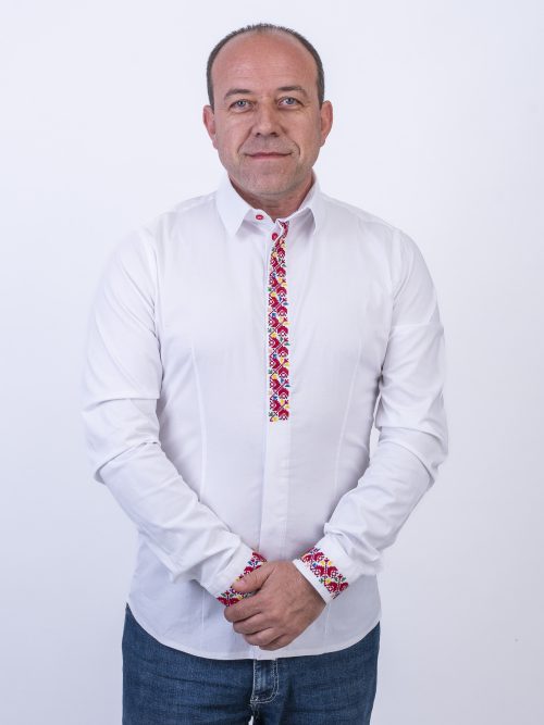 Бяла официална мъжка риза с българска шевица