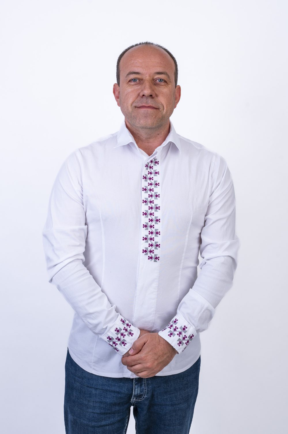 Бяла официална мъжка риза с българска шевица