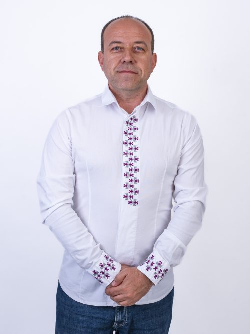 Бяла официална мъжка риза с българска шевица